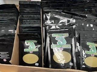 Polícia v Trenčíne obvinila mladíka po zadržaní 5,5 kg kratomu v trafike – hrozí mu väzba