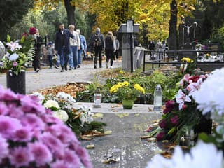 Dušičky v Bratislave: Polícia posilnila dohľad pri cintorínoch, návštevníkom pripomína dôležité pravidlá