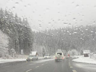 Donovaly sú pre kamióny uzavreté: Sneženie komplikuje dopravu aj na ďalších priechodoch