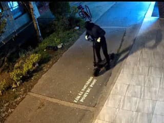 Lúpež so zbraňou v záložni v Bratislave: Polícia pátra po maskovanom páchateľovi, žiada pomoc verejnosti