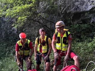 Dráma pri Višňovom: Horskí záchranári zachraňovali turistu s vážnymi zraneniami nôh
