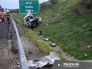 Auto preletelo ponad zvodidlá. Vodiča prevážal vrtuľník