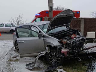 V Trenčianskej Turnej narazilo auto do plota, dvaja zranení: Zasahovali hasiči aj záchranári