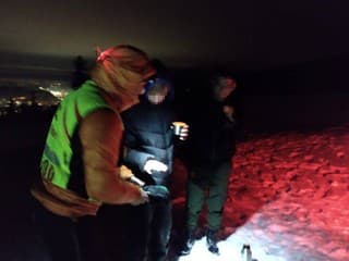 Dráma na horách pri Banskej Bystrici: Horskí záchranári zachraňovali dvoch 15-ročných turistov po zotmení