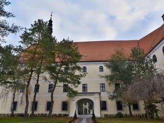 V Trnave otvorili jedinečnú výstavu: Talianska umelkyňa spojila spomienky, prírodu a komunity