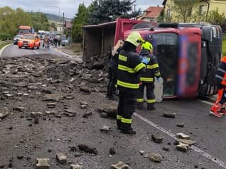 Vážna nehoda v Svrčinovci: Cesta I/11 je úplne uzavretá, polícia žiada trpezlivosť vodičov