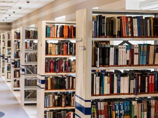 V Bratislave otvorili jednu z najväčších knižníc v kraji: Nová centrála Petržalky ponúka moderné služby aj komunitné podujatia