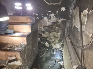 Rozsiahly požiar rodinného domu v Radôstke: Zranená osoba a škoda 50-tisíc eur