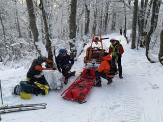 Skialpinistka (52) sa pod Veľkou Račou zranila pri páde – zasahovali horskí záchranári