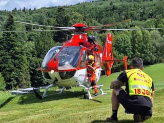 VÁŽNA NEHODA štvorkolky: Dvoch mužov museli zachraňovať leteckí aj pozemní záchranári