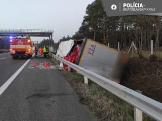 AKTUÁLNE Na diaľnici D2 v smere na Česko sa vodiči zdržia! Prevrátil sa tam kamión