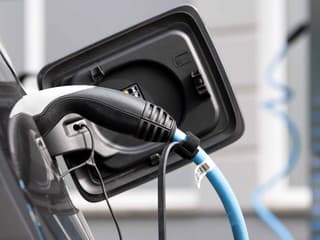 Vranov nad Topľou spustil 11 nových nabíjacích staníc pre elektromobily na kľúčových miestach mesta