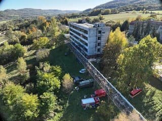 Polícia stále vyšetruje zásah v chemickom závode v Hnúšti: Nebezpečné látky sú pod drobnohľadom