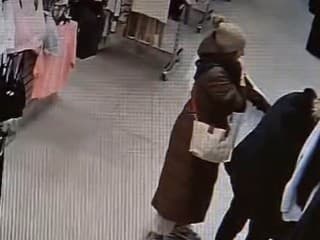 V Bratislave hľadajú ženu, ktorá okradla seniorku v obchodnom centre