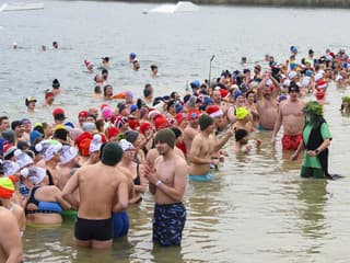 Vyše 600 otužilcov vytvorilo na Zlatých pieskoch slovenský rekord