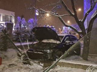 Auto skončilo po nehode v bratislavskej Rači na dvore domu, zasahovali hasiči