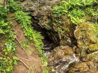 Unikátny hydrologický jav sa vrátil: Pred jaskyňou Diablova diera opäť rozdelili potok Svinka