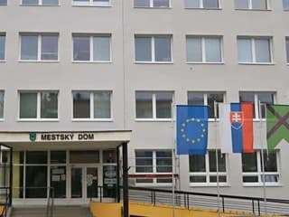 Veľký Krtíš: V piatok 8. mája zatvoria mestský úrad aj školy, nemocnica obmedzí prevádzku