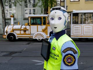 V Bratislave testujú robota, ktorý by mohol v budúcnosti riadiť dopravu v meste