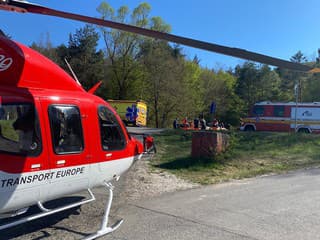 Ťažká nehoda pri Kluknave: Leteckí záchranári prevážali vážne zranenú ženu z motorky