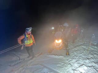 Dráma v Nízkych Tatrách: Turisti uviazli na hrebeni v mraze a hmle, zachránili ich horskí záchranári