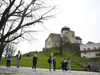 Veľkonočná nedeľa na Trenčianskom hrade: Návštevníci v kroji majú vstup zdarma, chystá sa folklórny program a tvorivé dielne
