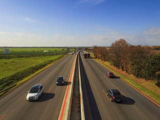 Dôležité upozornenie: Počas víkendu uzavrú D1 pri Bratislave, platí obchádzka na Trnavu