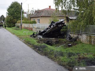 HRÔZOSTRAŠNÉ FOTO nehody! Auto sa roztrhlo na polovicu! Mladík má zázrakom iba ľahké zranenia