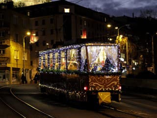 Vianočná flotila v Bratislave v piatok začala premávať: Cestujúcich čakajú aj hudobné vystúpenia