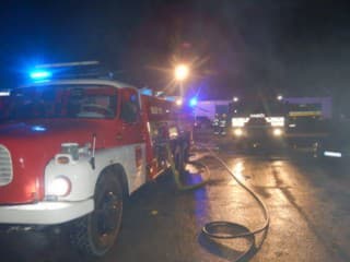 Obrovský požiar zasiahol skladovú halu v Okoličnej na Ostrove: Hasiči bojovali s veľkými škodami