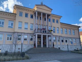 Handlová pripravuje veľký mural: Mesto hľadá umelcov na stvárnenie histórie na protipovodňovej stene