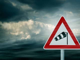 Silný vietor na Slovensku: Cestári varujú, SHMÚ vydal výstrahy pre viaceré okresy