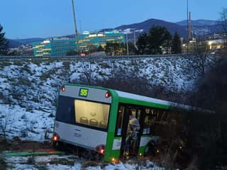 Zrážka autobusu a nákladného auta pri Pereši – vodič nafúkal alkohol, cesta bola neprejazdná