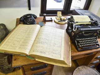 Múzeum v Brezovej pod Bradlom predlžuje unikátnu výstavu Jurkovičových návrhov pomníkov