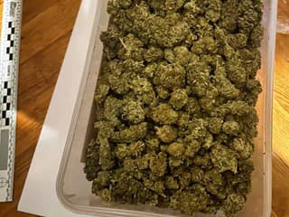 Polícia zadržala muža v okrese Turčianske Teplice: Zaistili viac ako 20 vrecúšok marihuany