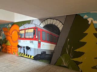 Podchod na stanici v Ruskove ožil vďaka unikátnej grafiti maľbe vlakov, teší cestujúcich
