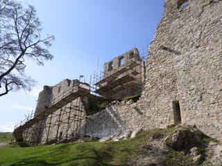 Obetaví učitelia a stovky dobrovoľníkov už 22 rokov zachraňujú hrad Hrušov pri Nitre