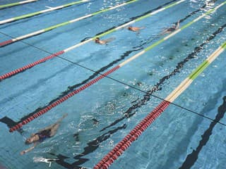 Nový školský bazén v Petržalke: ZŠ Budatínska po rokoch opäť otvorila moderné plavecké dráhy