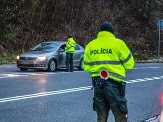 Polícia v Bánovciach nad Bebravou zadržala dvoch mužov s drogami počas kontroly auta