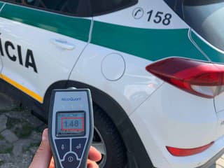 Opitý vodič havaroval pri Nitre: Auto skončilo prevrátené, polícia zasahovala
