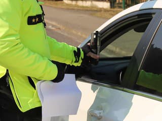 Polícia v Snine obvinila muža (45) z jazdy pod vplyvom alkoholu, nafúkal vyše 1,3 promile