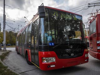Bratislava zavádza nové trolejbusy na linke 32: Dlhé diely teraz priamo spojené s centrom