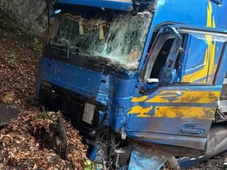 Hromadná nehoda pod Strečnom: Zrážka štyroch áut, vodič osobného auta zranený