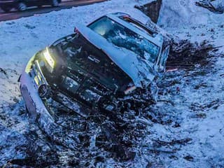 FOTO Nebezpečné predbiehanie skončilo NEHODOU: Vodiča previezli do nemocnice