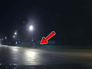 VIDEO Opitý muž sa v Rusovciach vozil na golfovom vozíku: Polícia ho zadržala a skončil v cele