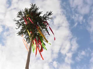 Stavanie májov v trnavskom regióne: Oslavy jari a folklóru už tento týždeň vo viacerých obciach