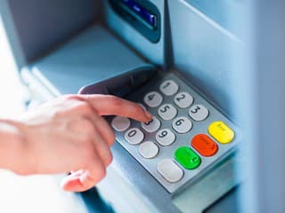 Muž našiel v Trnave peňaženku, miesto vrátenia platil kartou – polícia pátra po páchateľovi