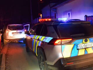 OPITÝ vodič ukradol auto a narazil rovno do POLICAJNÉHO vozidla: Skončil vo väzbe