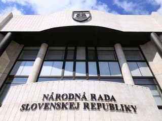 Na budove parlamentu v Bratislave spustili veľkú obnovu: Zateplenie aj nové fasádne prvky za milióny eur