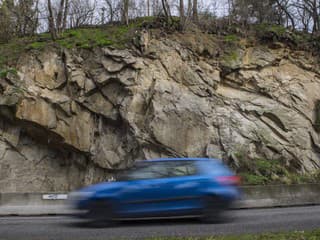 Nebezpečný zosuv pri Svidničke je minulosťou: Nový zárubný múr ochránil cestu aj vodičov